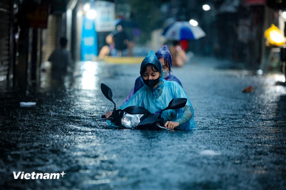 Cận cảnh người Hà Nội chật vật 'bơi' trên phố trong cơn mưa lớn kéo dài chiều nay, 30/9- Ảnh 7.
