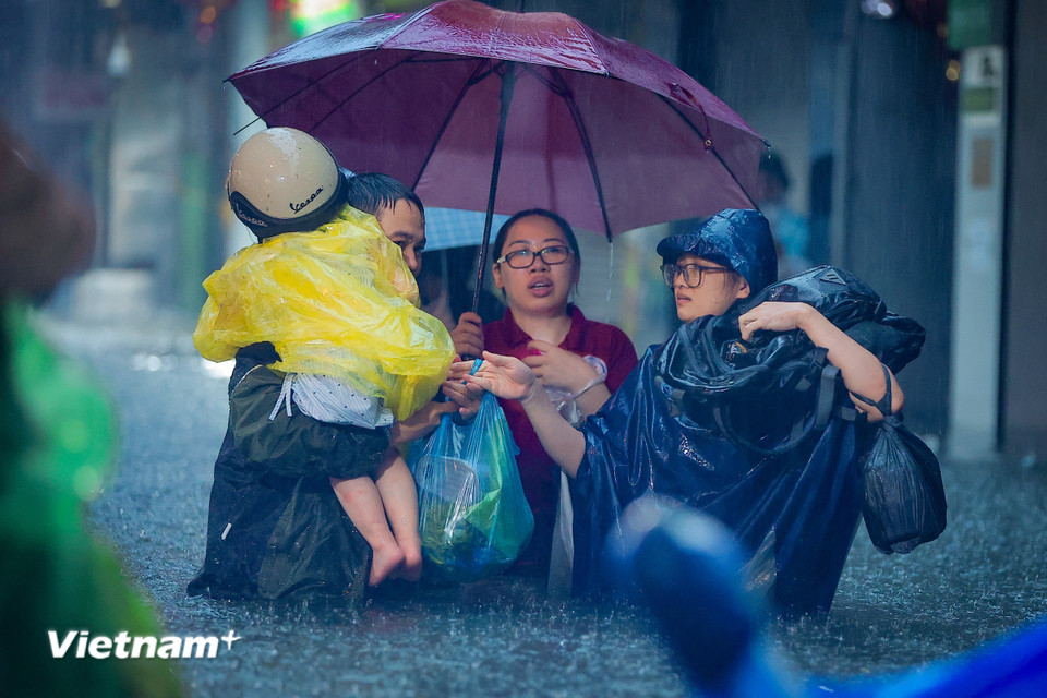 Cận cảnh người Hà Nội chật vật 'bơi' trên phố trong cơn mưa lớn kéo dài chiều nay, 30/9- Ảnh 10.