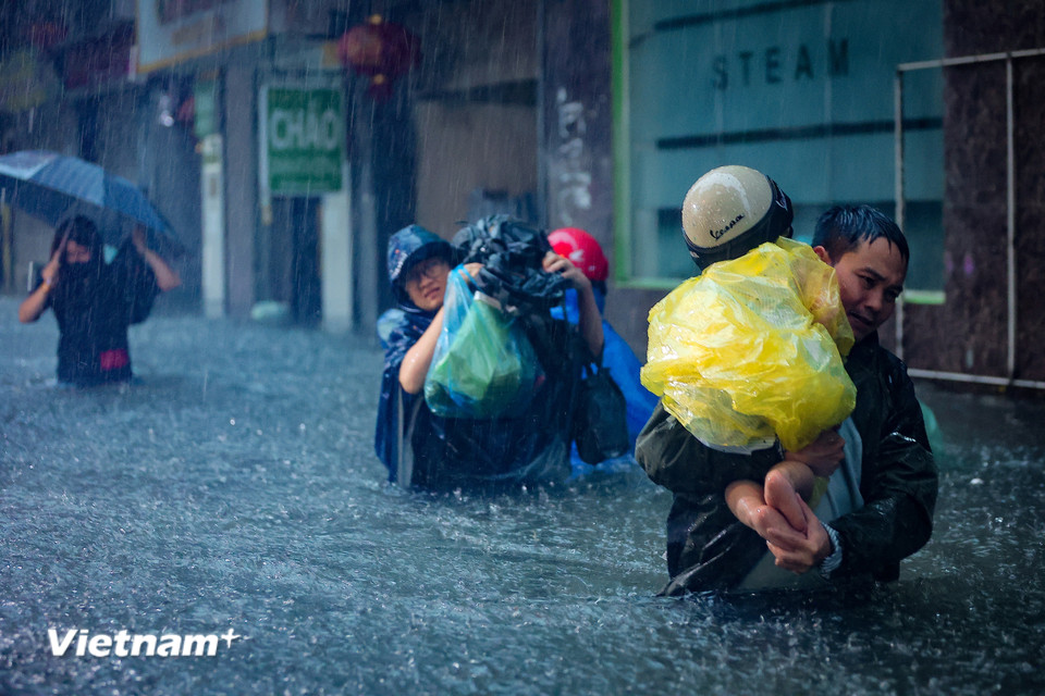 Cận cảnh người Hà Nội chật vật 'bơi' trên phố trong cơn mưa lớn kéo dài chiều nay, 30/9- Ảnh 9.