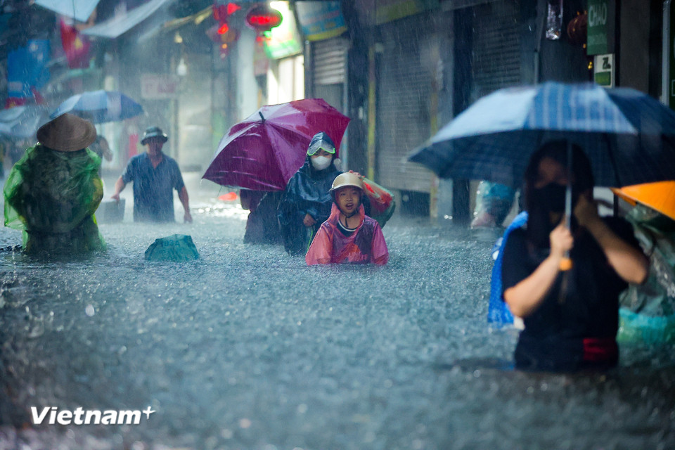 Cận cảnh người Hà Nội chật vật 'bơi' trên phố trong cơn mưa lớn kéo dài chiều nay, 30/9- Ảnh 8.