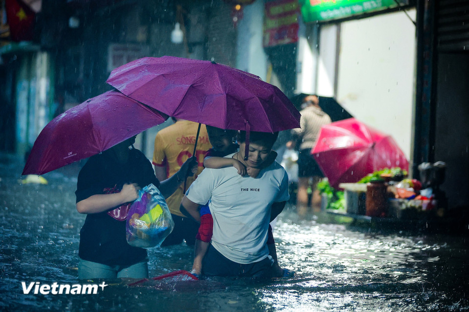 Cận cảnh người Hà Nội chật vật 'bơi' trên phố trong cơn mưa lớn kéo dài chiều nay, 30/9- Ảnh 4.