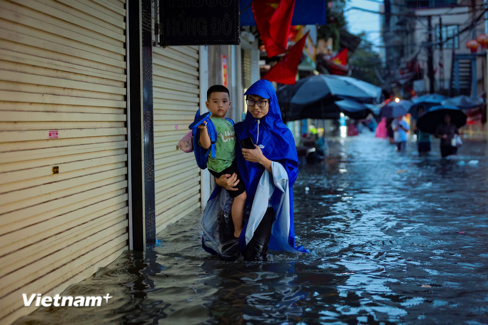 Cận cảnh người Hà Nội chật vật 'bơi' trên phố trong cơn mưa lớn kéo dài chiều nay, 30/9- Ảnh 5.
