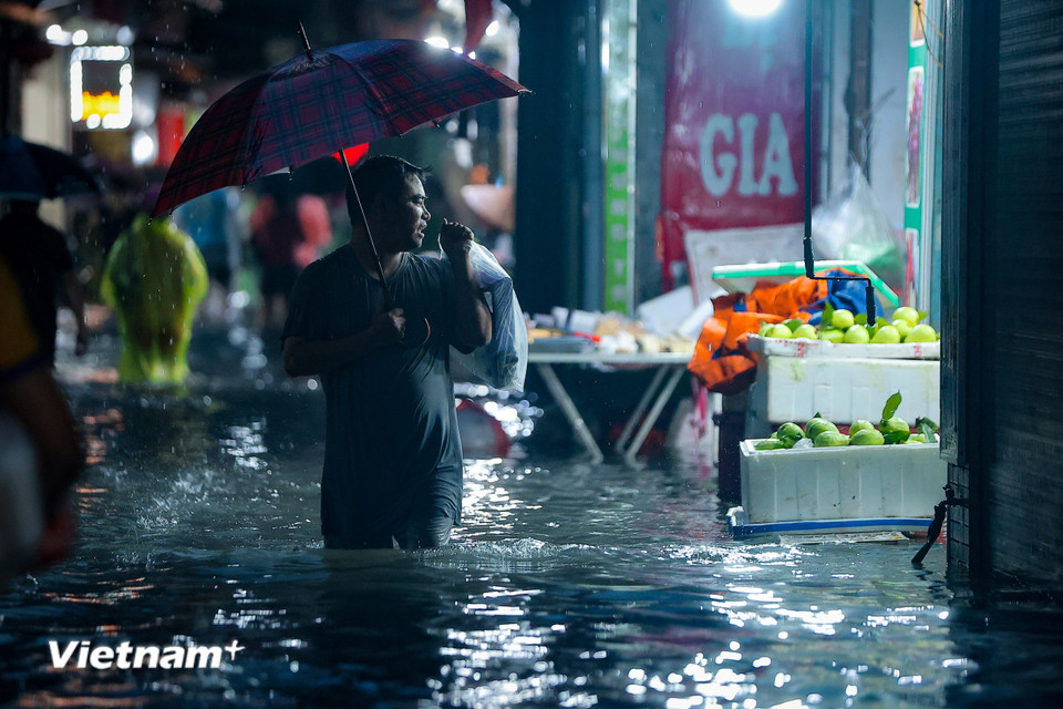 Cận cảnh người Hà Nội chật vật 'bơi' trên phố trong cơn mưa lớn kéo dài chiều nay, 30/9- Ảnh 14.