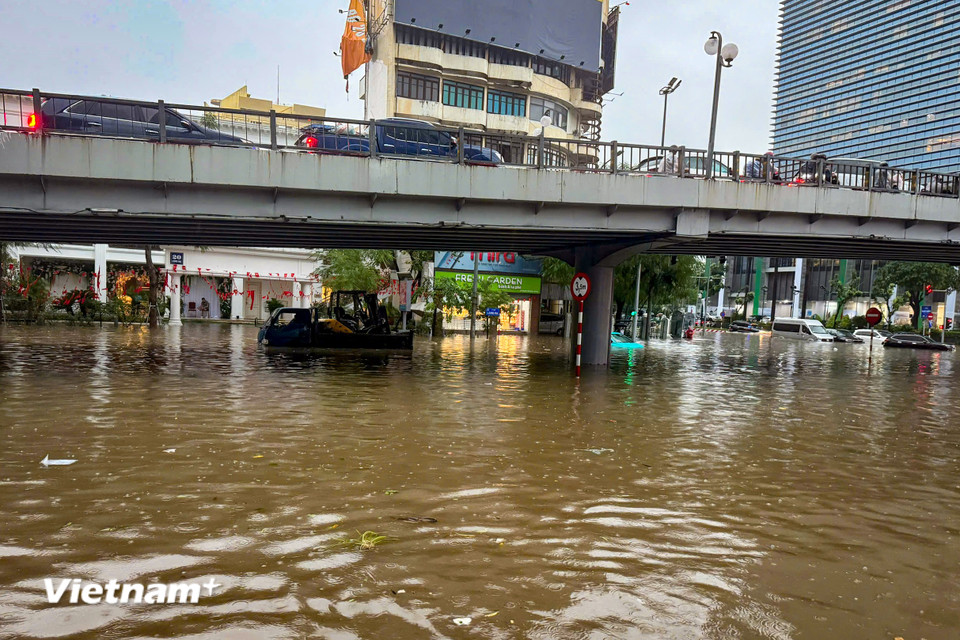 Cận cảnh người Hà Nội chật vật 'bơi' trên phố trong cơn mưa lớn kéo dài chiều nay, 30/9- Ảnh 1.