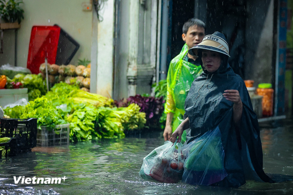 Cận cảnh người Hà Nội chật vật 'bơi' trên phố trong cơn mưa lớn kéo dài chiều nay, 30/9- Ảnh 12.