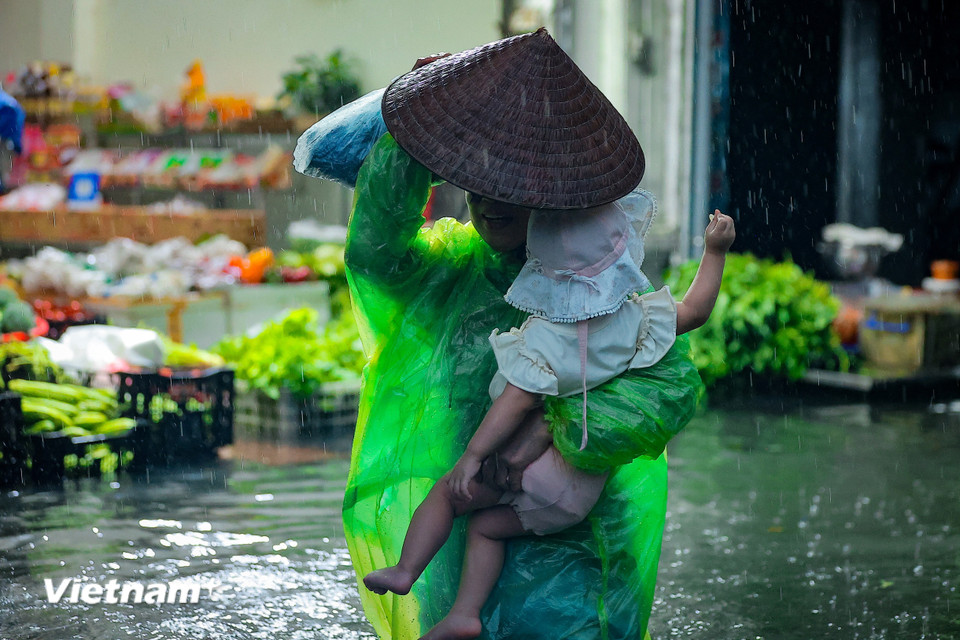Cận cảnh người Hà Nội chật vật 'bơi' trên phố trong cơn mưa lớn kéo dài chiều nay, 30/9- Ảnh 11.