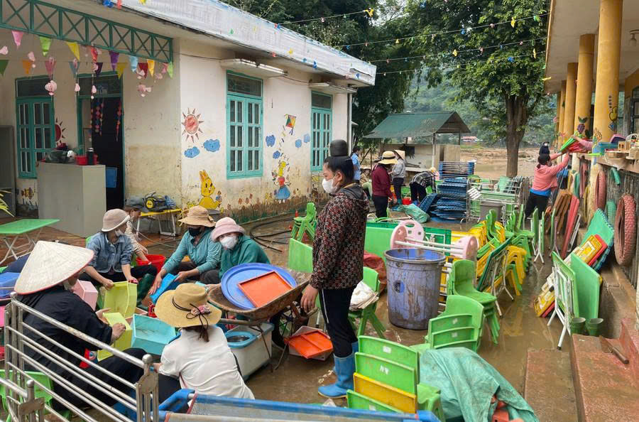 Professores limpam a escola Pa Vat 1, Jardim de Infância Pa Vat (comuna de Muong Luan, província de Dien Bien) para se preparar para o novo ano letivo. Các cô giáo dọn dẹp tại điểm trường  Pá Vạt 1, trường Mầm non Pá Vạt  (xã Mường Luân, tỉnh Điện Biên)  để chuẩn bị cho năm học mới