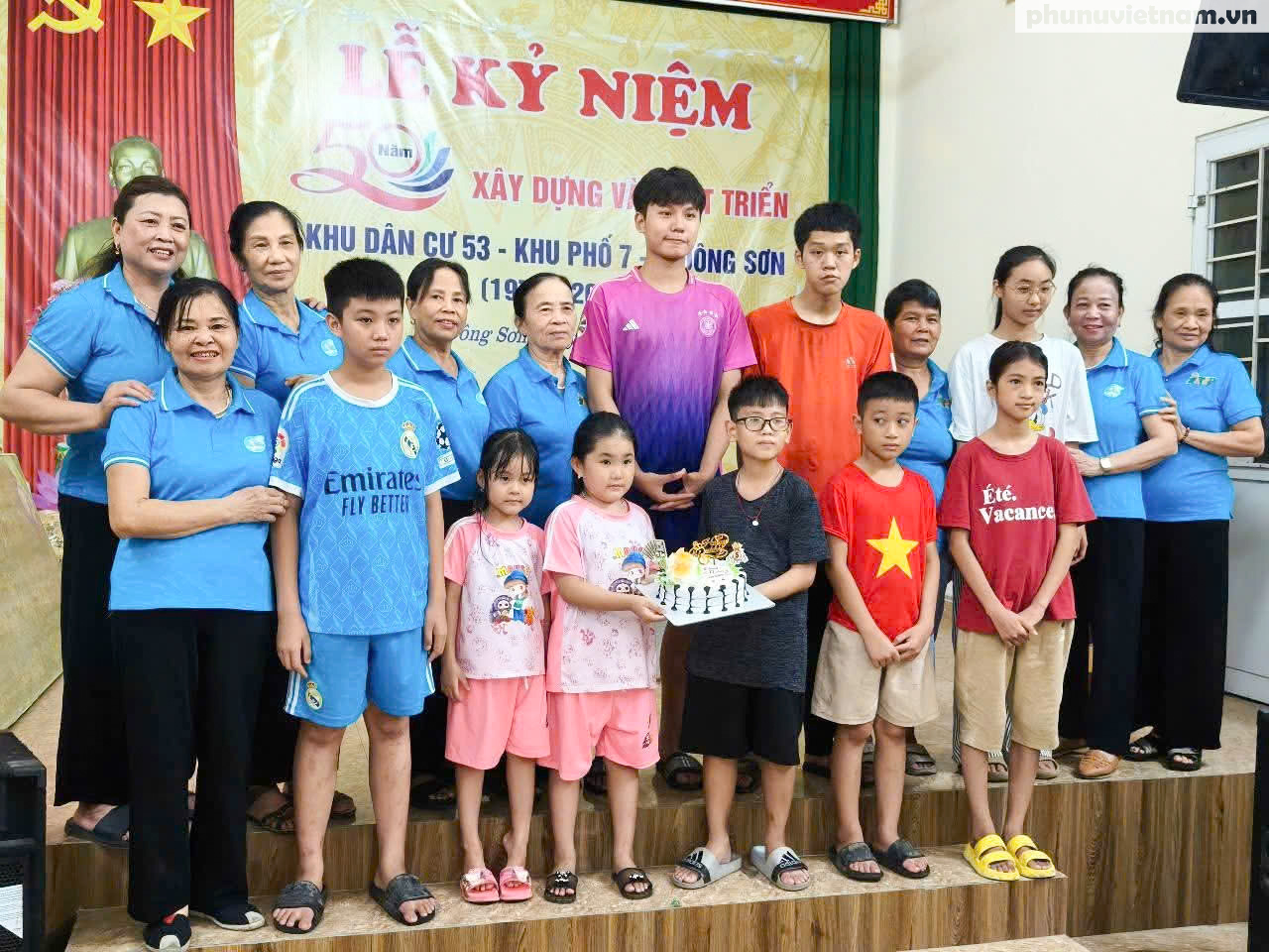 Mẹ đỡ đầu tiếp thêm động lực cho con trong dịp khai giảng năm học mới- Ảnh 3. Mẹ đỡ đầu tiếp thêm động lực cho con trong dịp khai giảng năm học mới- Ảnh 3.
