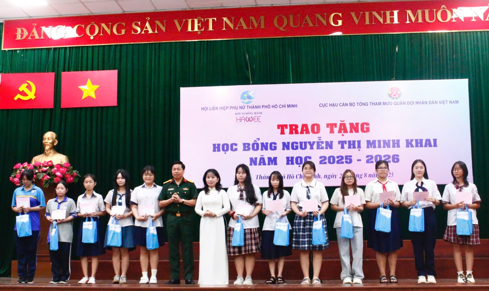 O Sindicato das Mulheres da Cidade de Ho Chi Minh se coordenou para conceder 161 bolsas de estudo Nguyen Thi Minh Khai para o ano letivo de 2025-2026 a estudantes em circunstâncias difíceis. Hội LHPN TPHCM phối hợp tổ chức trao 161 suất học bổng Nguyễn Thị Minh Khai năm học 2025-2026 cho học sinh, sinh viên có hoàn cảnh khó khăn