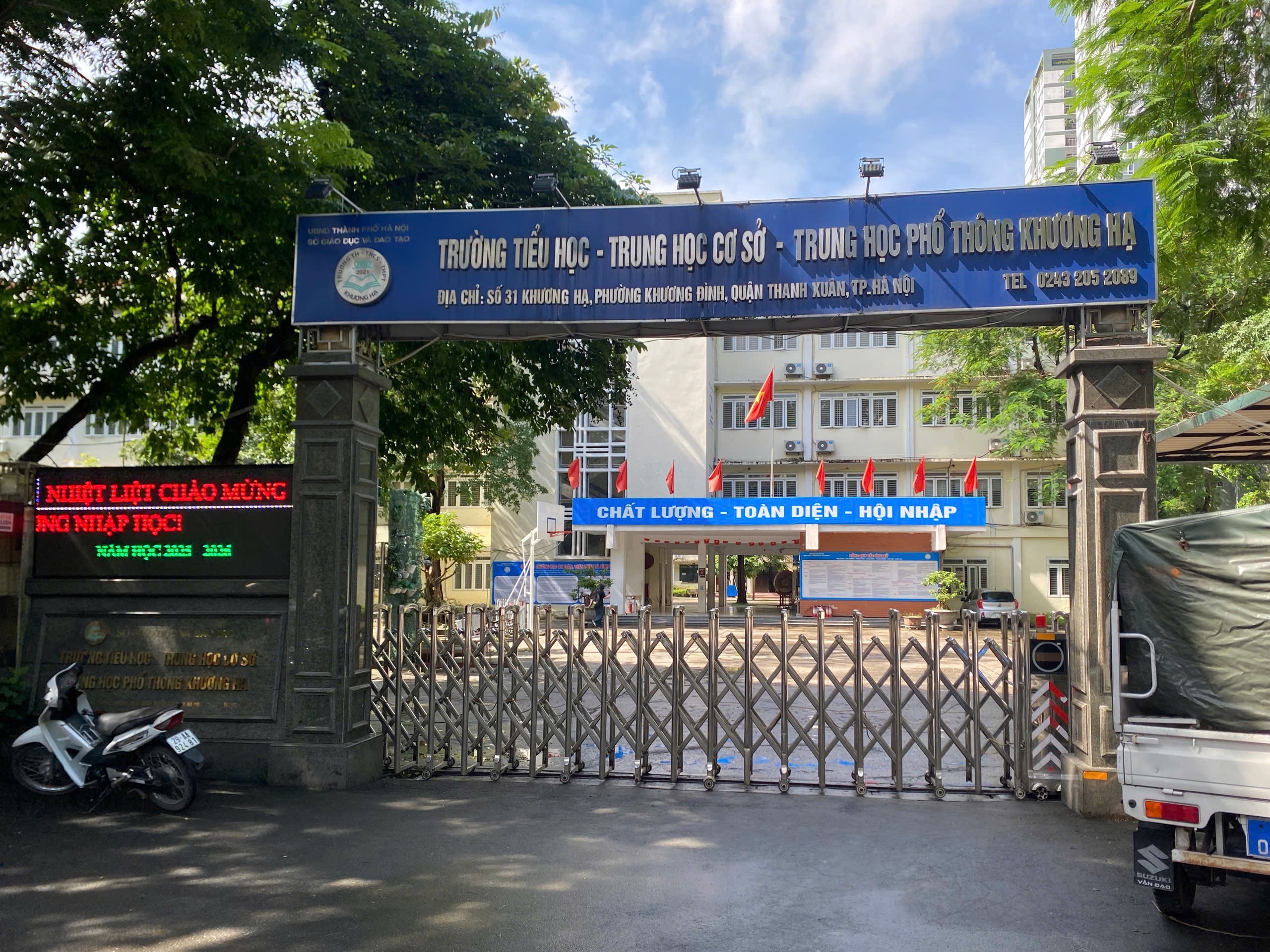 Hanoi: Avskjediget rektor for å ha trukket fra lærerlønninger og gitt pengene tilbake til foreldrene - Bilde 1. Hà Nội: Cách chức Hiệu trưởng trừ lương giáo viên lấy tiền trả lại phụ huynh- Ảnh 1.