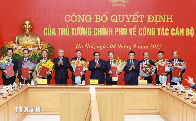 Thủ tướng trao Quyết định điều động, bổ nhiệm 8 lãnh đạo các bộ, cơ quan- Ảnh 1. Thủ tướng trao Quyết định điều động, bổ nhiệm 8 lãnh đạo các bộ, cơ quan- Ảnh 1.