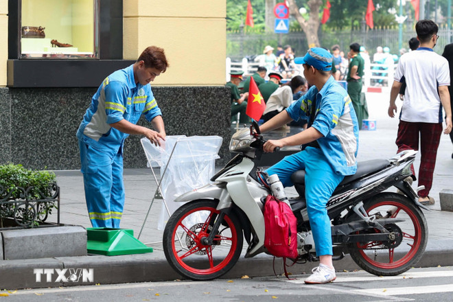 Hơn 1.000 nhân công đã tham gia giữ sạch Hà Nội trong dịp lễ Quốc khánh- Ảnh 1. Hơn 1.000 nhân công đã tham gia giữ sạch Hà Nội trong dịp lễ Quốc khánh- Ảnh 1.