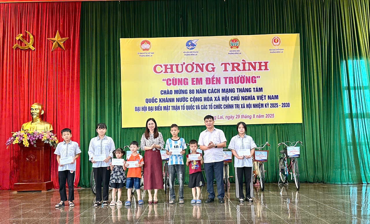 Uniunea Femeilor din Provincia Bac Ninh răspândește dragoste și ajută copiii să meargă la școală - Fotografia 1. Hội LHPN tỉnh Bắc Ninh lan tỏa yêu thương, tiếp bước em đến trường - Ảnh 1.