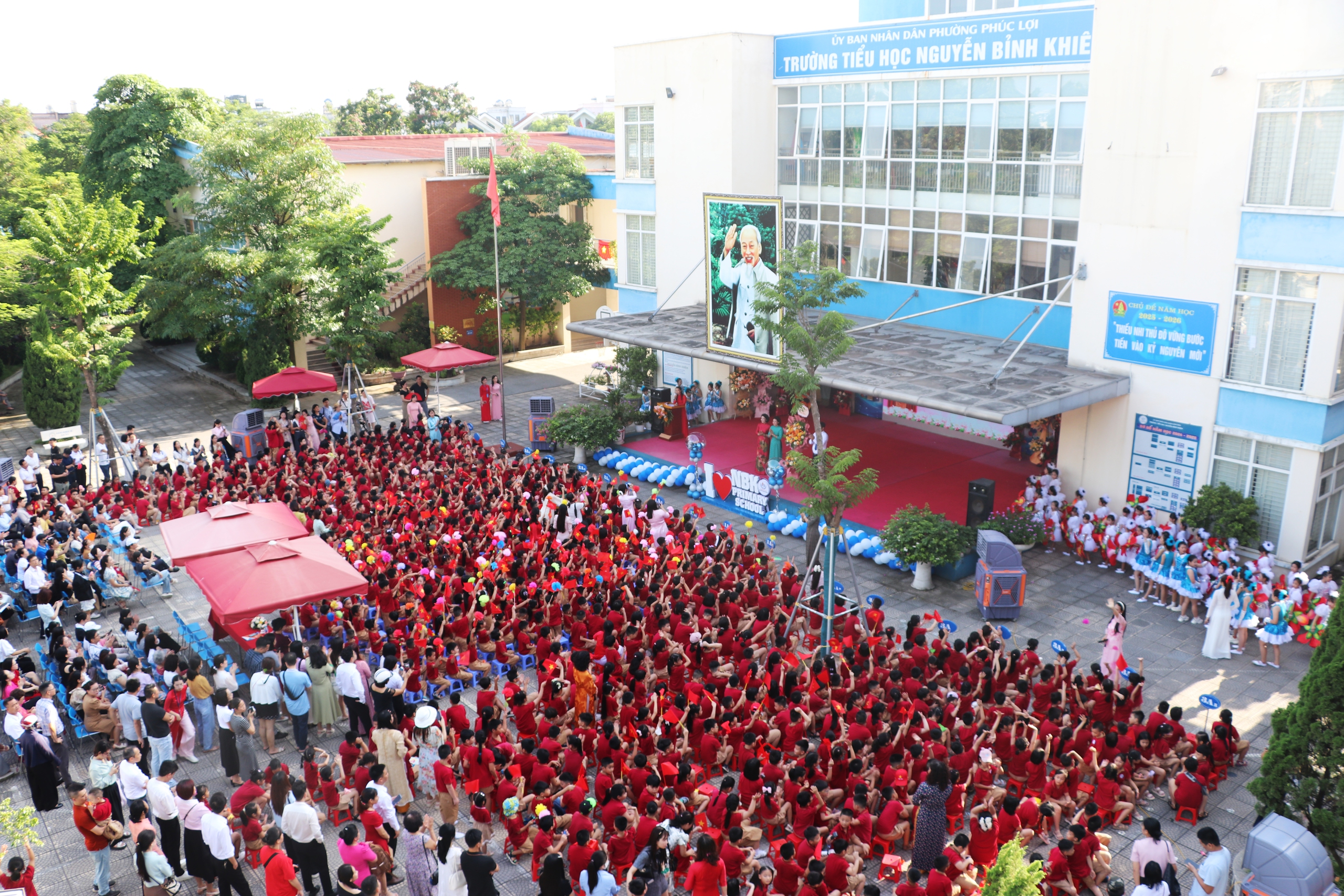 Studenții se bucură la ceremonia de deschidere specială - Fotografia 1. Học sinh hân hoan trong Lễ khai giảng đặc biệt- Ảnh 1.