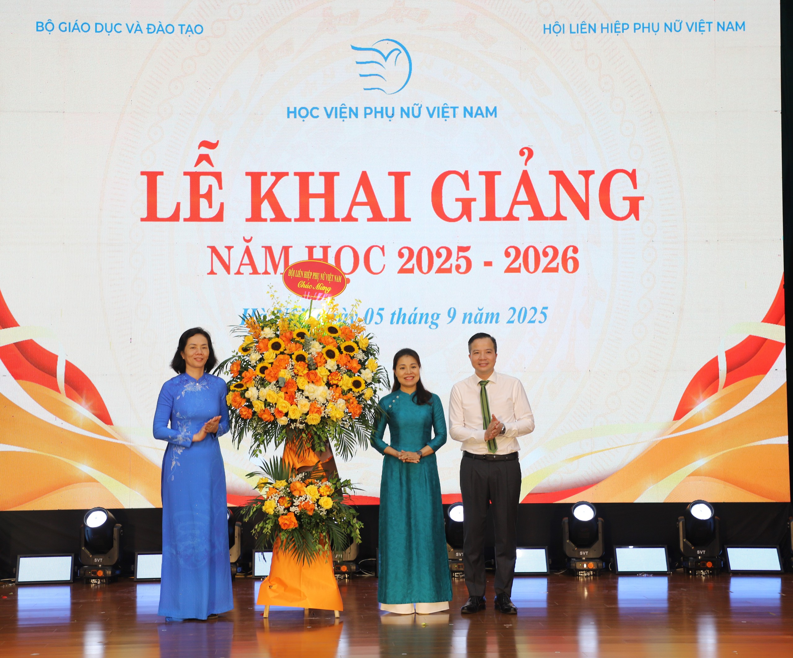 “Mong các sinh viên nữ mạnh mẽ, dám thách thức các định kiến giới để khẳng định mình”- Ảnh 2.
