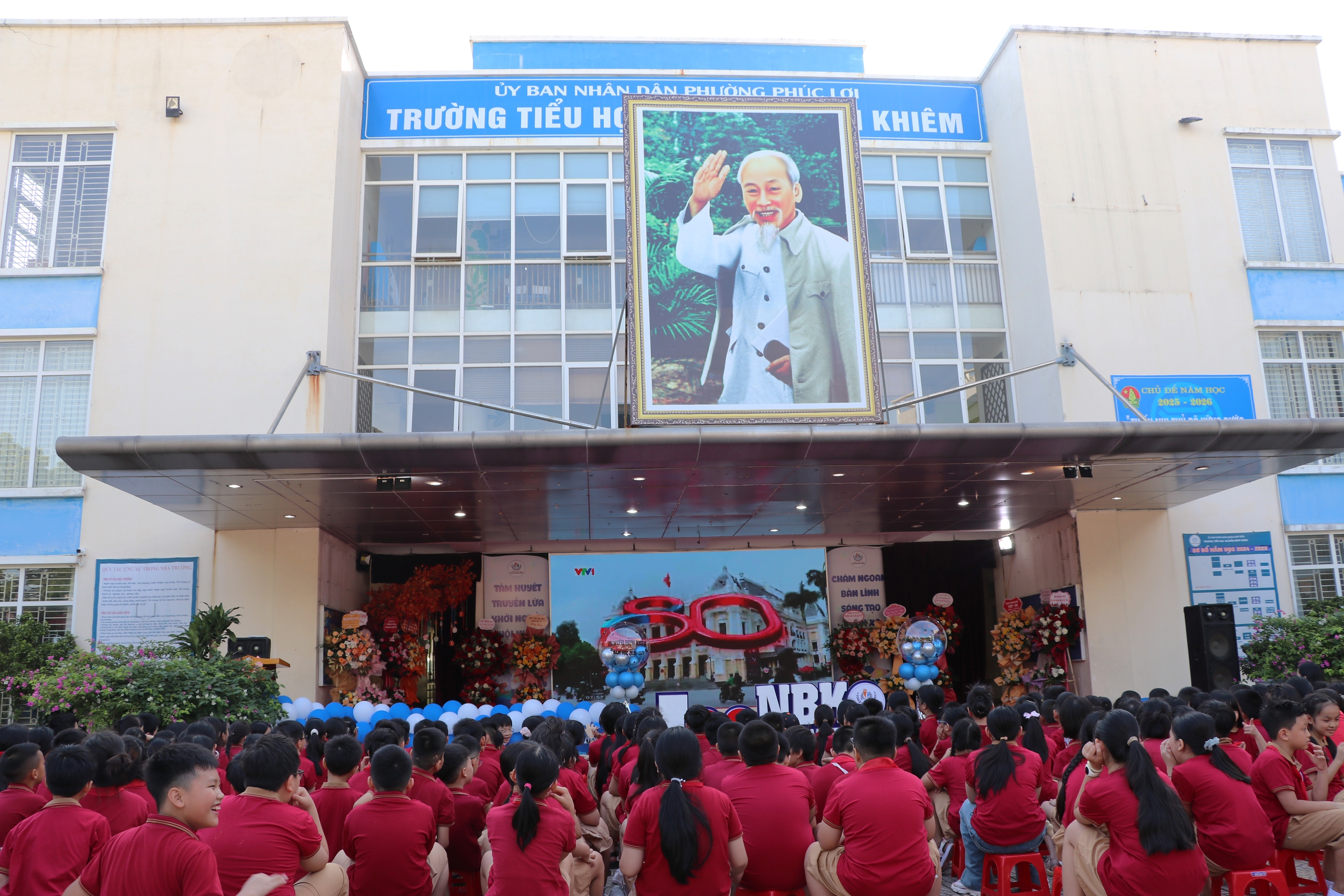 Studenții se bucură la ceremonia de deschidere specială - Fotografia 4. Học sinh hân hoan trong Lễ khai giảng đặc biệt- Ảnh 4.