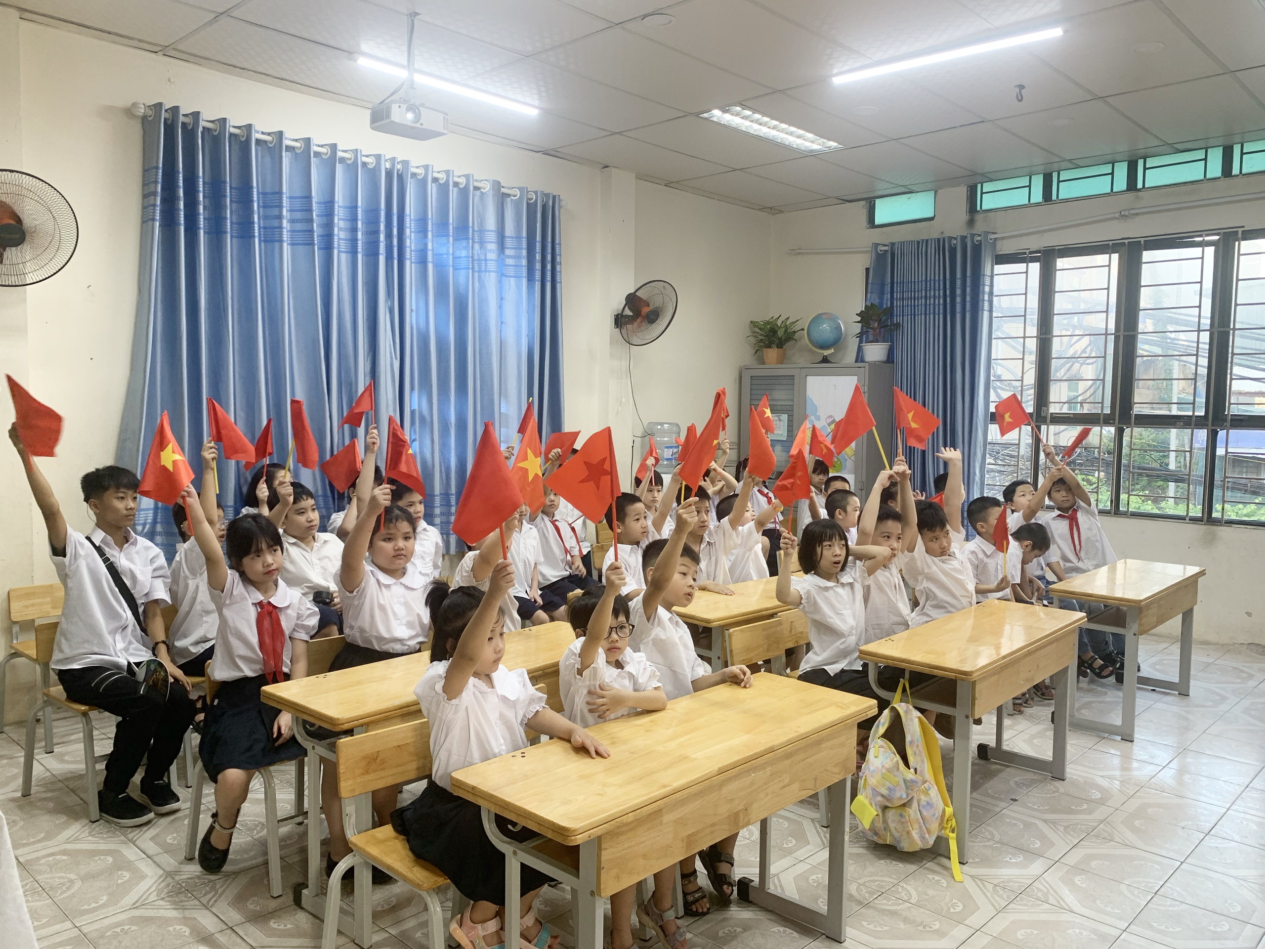 Studenții se bucură la ceremonia de deschidere specială - Fotografia 5. Học sinh hân hoan trong Lễ khai giảng đặc biệt- Ảnh 5.
