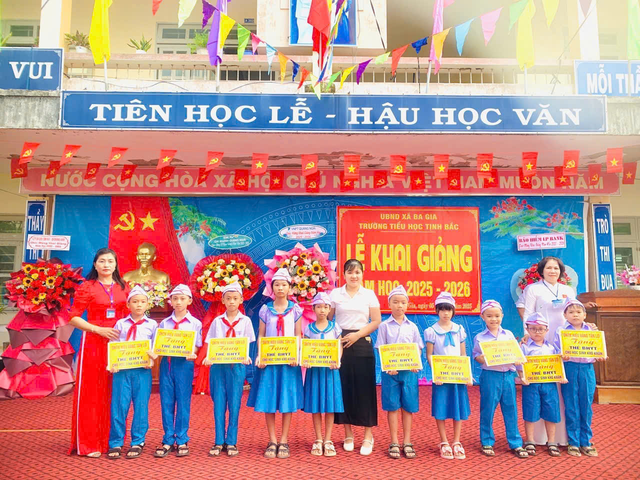 Mulheres de Quang Ngai acompanham os alunos no dia de abertura do novo ano letivo - Foto 2. Phụ nữ Quảng Ngãi đồng hành cùng học sinh trong ngày khai giảng năm học mới- Ảnh 2.