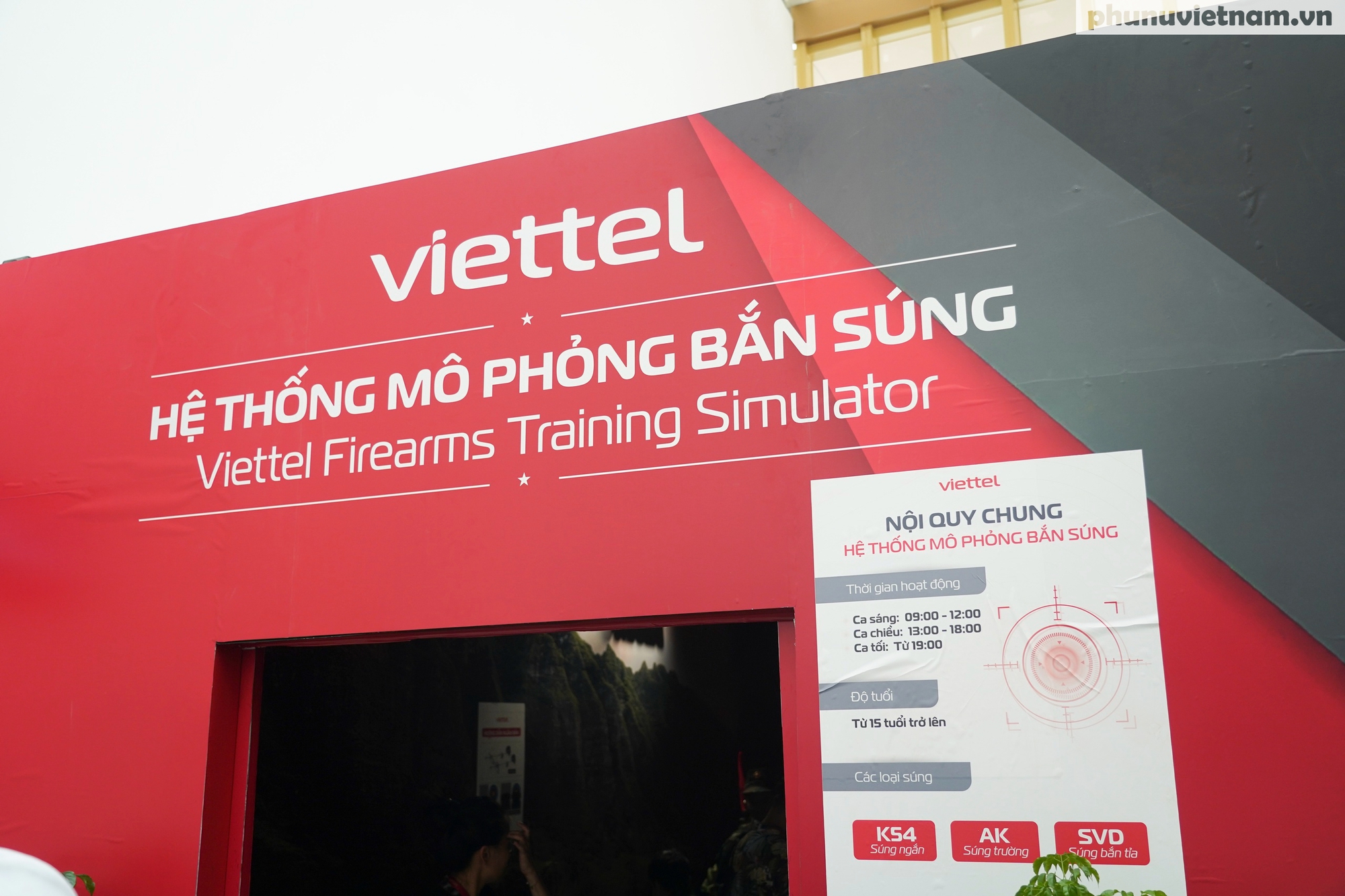 Nữ du khách hào hứng trải nghiệm mô phỏng bắn súng tại Triển lãm 80 năm Độc lập- Ảnh 4. Nữ du khách hào hứng trải nghiệm mô phỏng bắn súng tại Triển lãm 80 năm Độc lập- Ảnh 4.