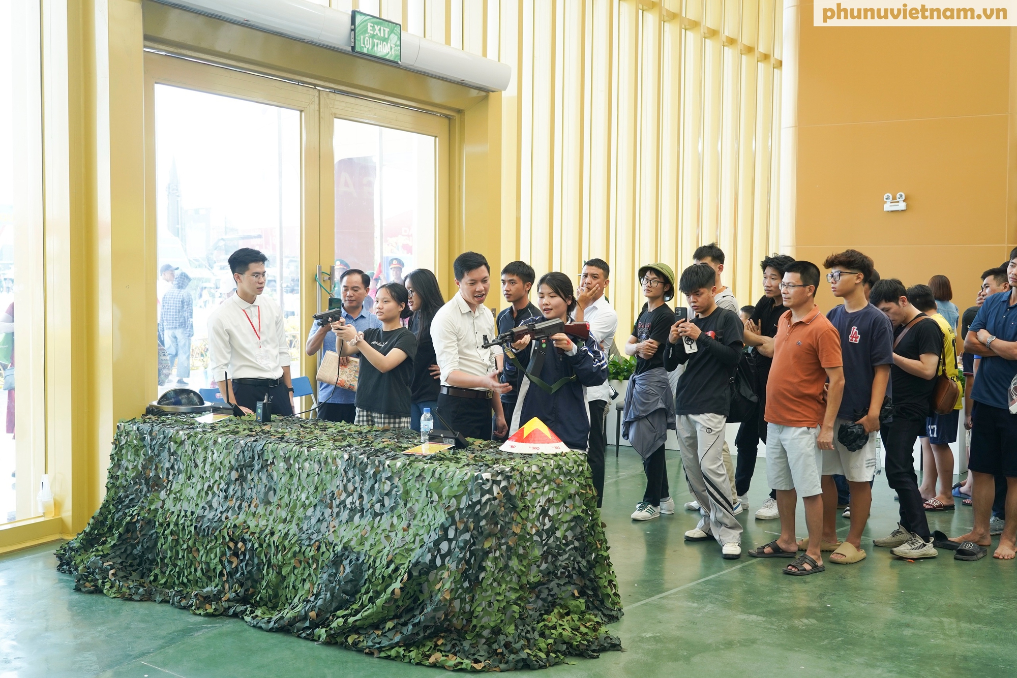 Nữ du khách hào hứng trải nghiệm mô phỏng bắn súng tại Triển lãm 80 năm Độc lập- Ảnh 13. Nữ du khách hào hứng trải nghiệm mô phỏng bắn súng tại Triển lãm 80 năm Độc lập- Ảnh 13.