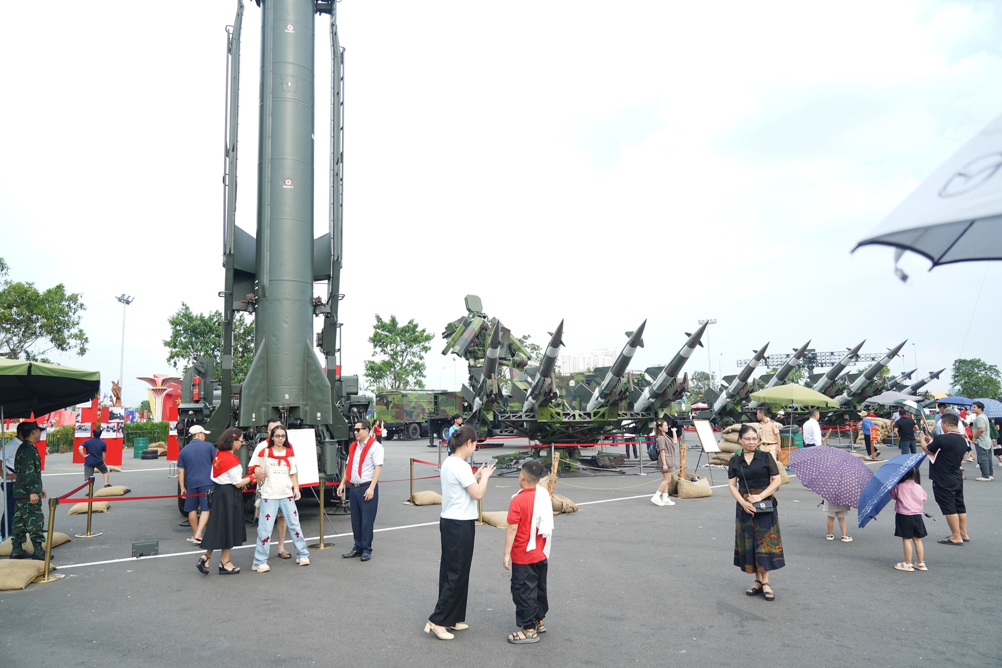 Người dân đội nắng tham quan dàn vũ khí, khí tài của Quân đội tại Triển lãm thành tựu đất nước- Ảnh 1.