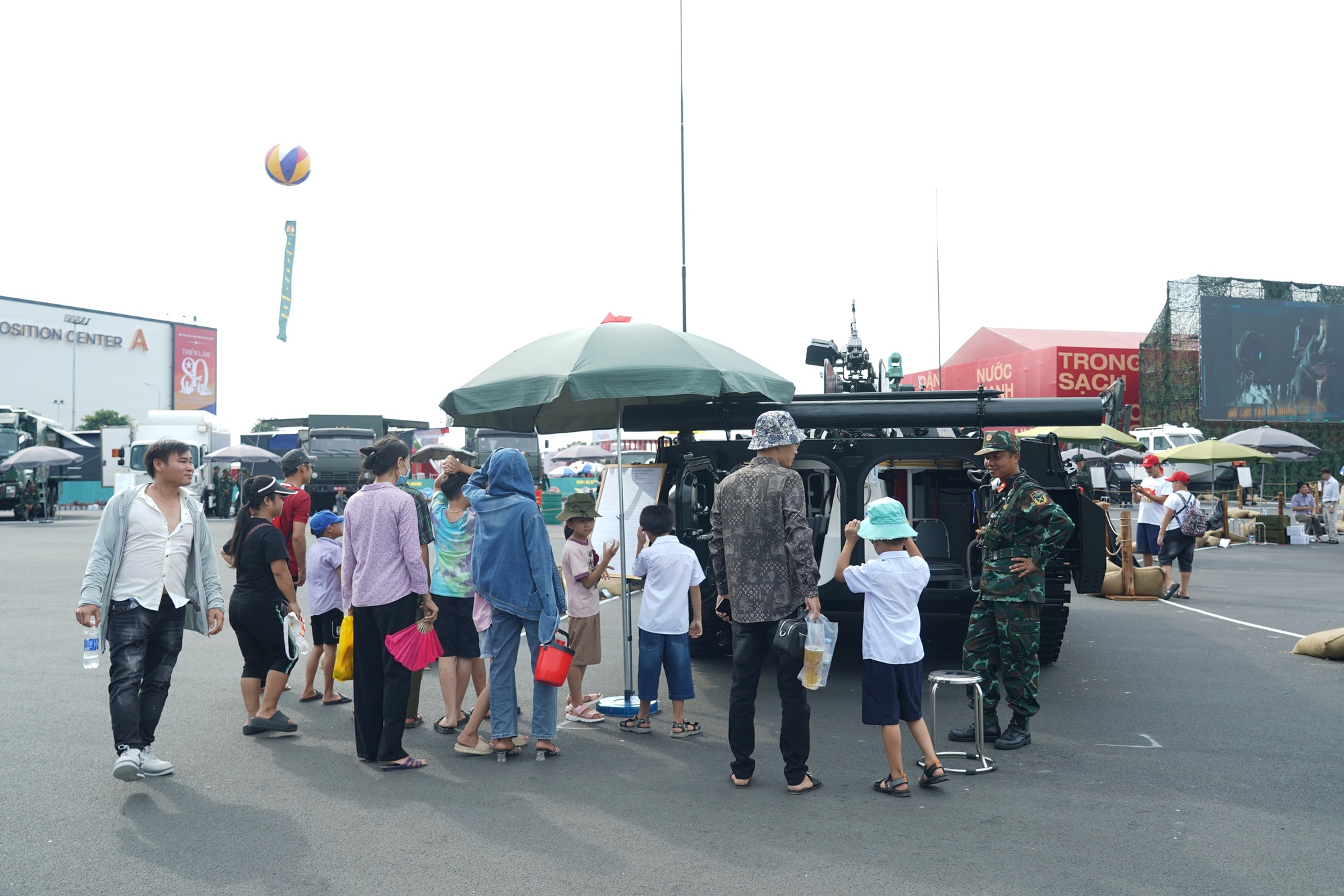 Người dân đội nắng tham quan dàn vũ khí, khí tài của Quân đội tại Triển lãm thành tựu đất nước- Ảnh 6.