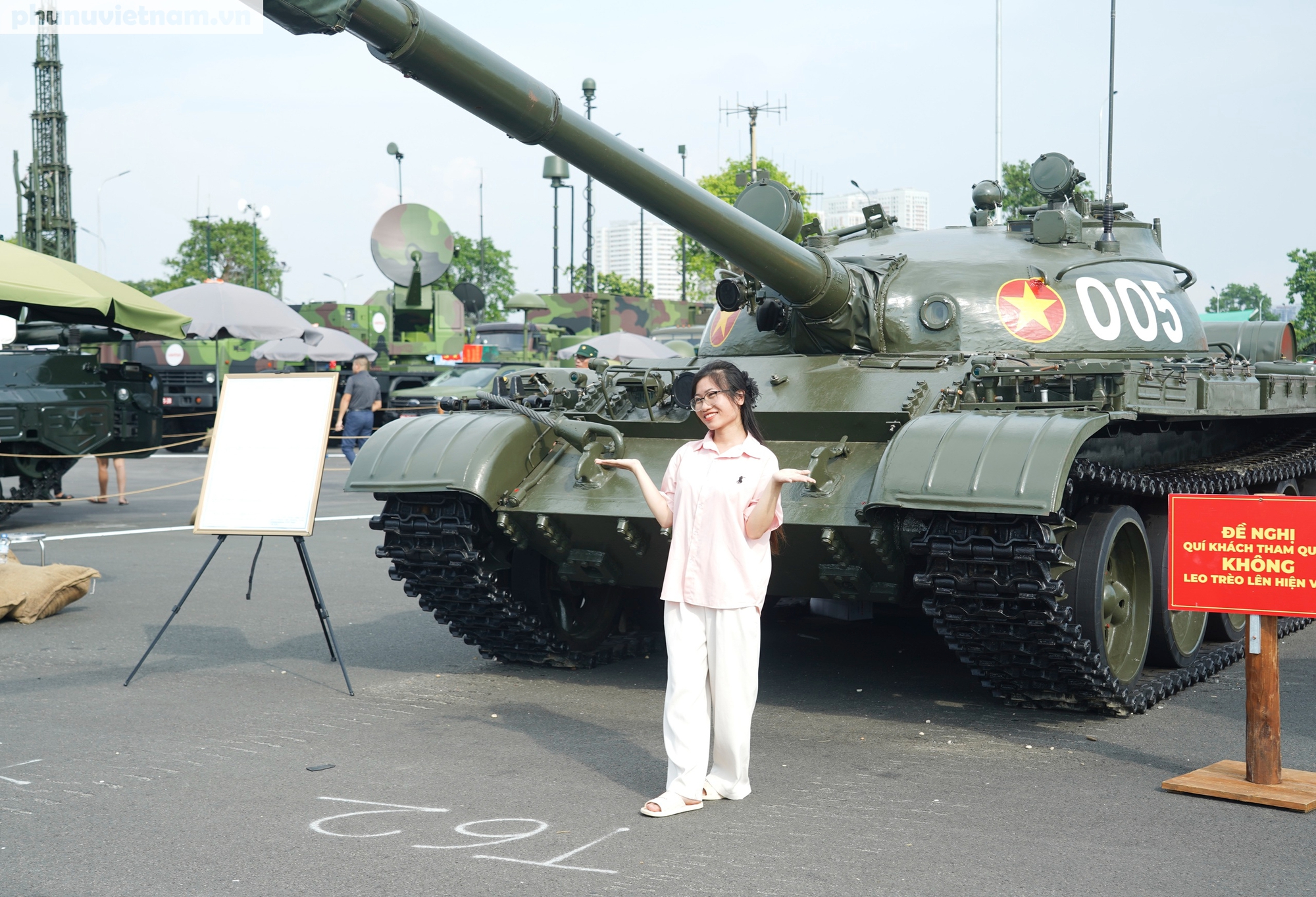 Người dân đội nắng tham quan dàn vũ khí, khí tài của Quân đội tại Triển lãm thành tựu đất nước- Ảnh 9.