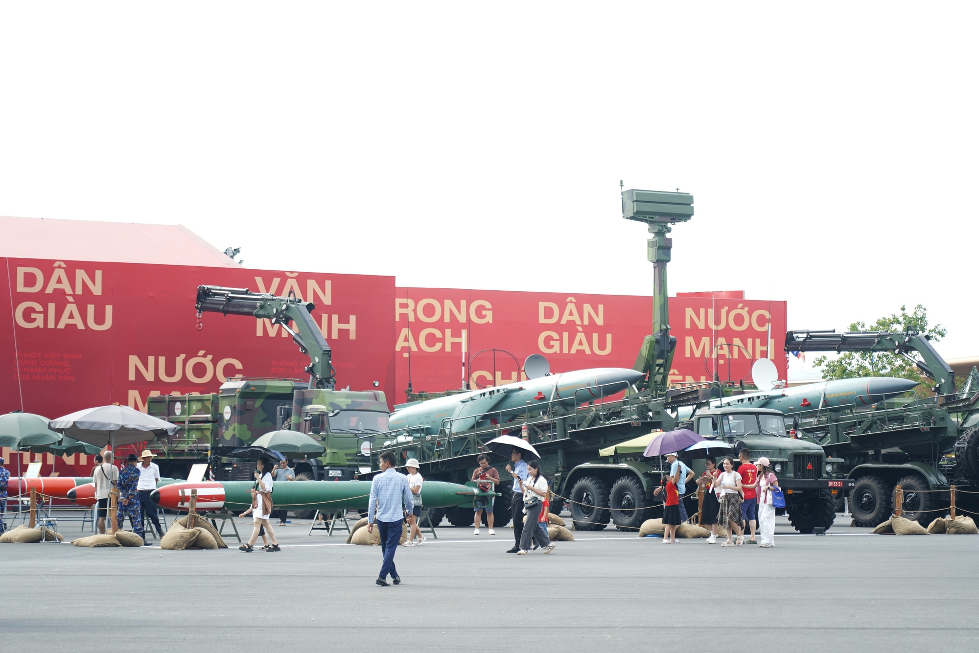 Người dân đội nắng tham quan dàn vũ khí, khí tài của Quân đội tại Triển lãm thành tựu đất nước- Ảnh 12.