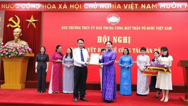Ban Thường trực UBTƯ MTTQ Việt Nam trao quyết định nghỉ hưu theo Nghị định 178 cho 16 cán bộ- Ảnh 2. Ban Thường trực UBTƯ MTTQ Việt Nam trao quyết định nghỉ hưu theo Nghị định 178 cho 16 cán bộ- Ảnh 2.