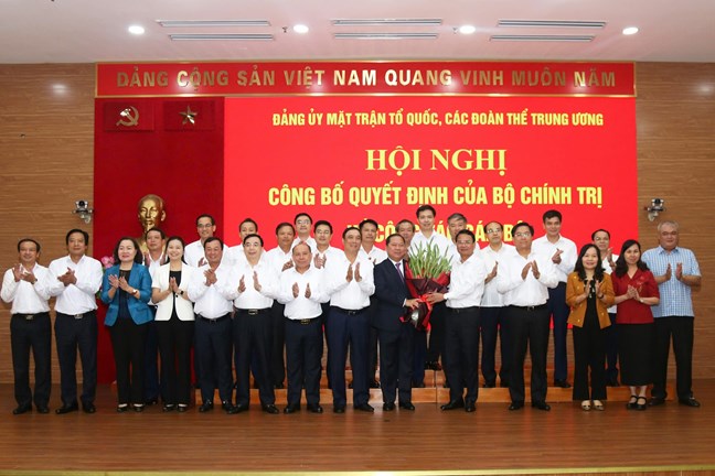 Đồng chí Nguyễn Phi Long giữ chức Phó Bí thư Đảng ủy Mặt trận Tổ quốc, các đoàn thể Trung ương- Ảnh 5. Đồng chí Nguyễn Phi Long giữ chức Phó Bí thư Đảng ủy Mặt trận Tổ quốc, các đoàn thể Trung ương- Ảnh 5.