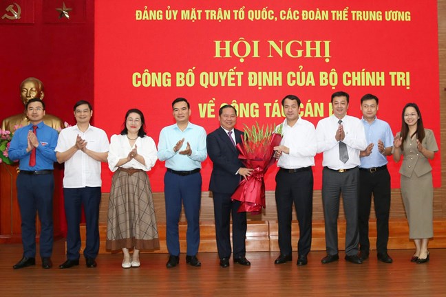 Đồng chí Nguyễn Phi Long giữ chức Phó Bí thư Đảng ủy Mặt trận Tổ quốc, các đoàn thể Trung ương- Ảnh 6. Đồng chí Nguyễn Phi Long giữ chức Phó Bí thư Đảng ủy Mặt trận Tổ quốc, các đoàn thể Trung ương- Ảnh 6.