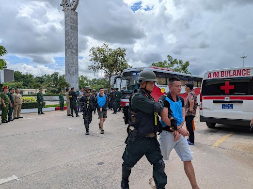 Triệt phá đường dây đưa người xuất nhập cảnh trái phép sang Campuchia, bắt 41 đối tượng- Ảnh 1.