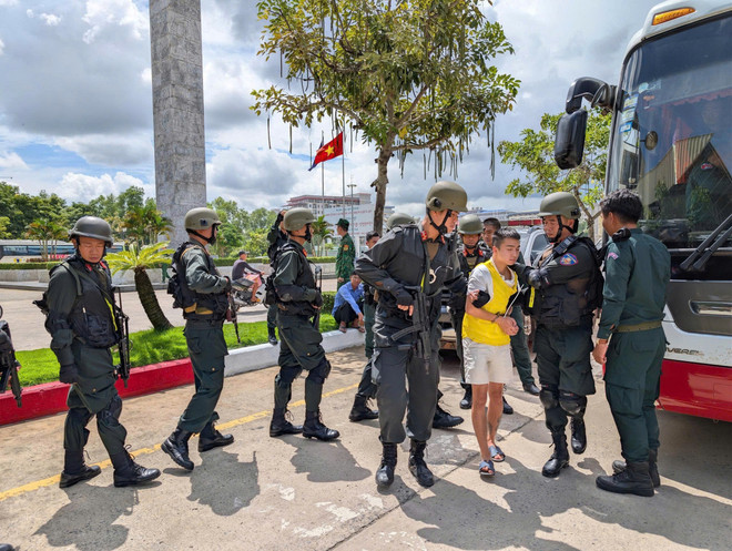 Triệt phá đường dây đưa người xuất nhập cảnh trái phép sang Campuchia, bắt 41 đối tượng- Ảnh 2.