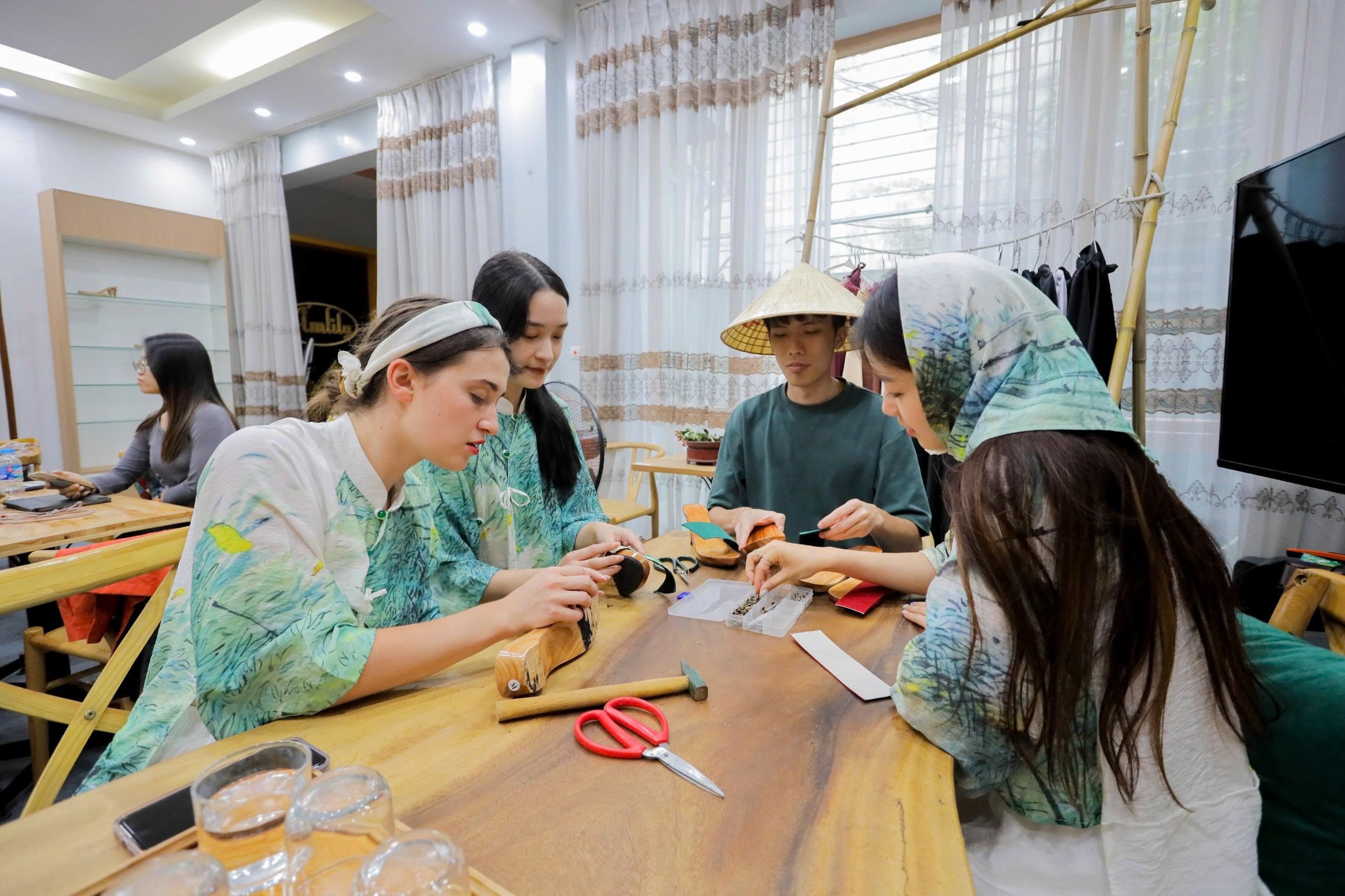 "Tái sinh guốc mộc" và hành trình biến rác thành tài nguyên- Ảnh 3. "Tái sinh guốc mộc" và hành trình biến rác thành tài nguyên- Ảnh 3.