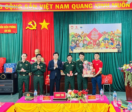 "Chung vị Tết Việt" nơi đầu sóng: Ấm áp nghĩa tình quân - dân hướng về xuân Bính Ngọ 2026- Ảnh 1. "Chung vị Tết Việt" nơi đầu sóng: Ấm áp nghĩa tình quân - dân hướng về xuân Bính Ngọ 2026- Ảnh 1.