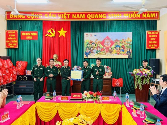 "Chung vị Tết Việt" nơi đầu sóng: Ấm áp nghĩa tình quân - dân hướng về xuân Bính Ngọ 2026- Ảnh 5. "Chung vị Tết Việt" nơi đầu sóng: Ấm áp nghĩa tình quân - dân hướng về xuân Bính Ngọ 2026- Ảnh 5.