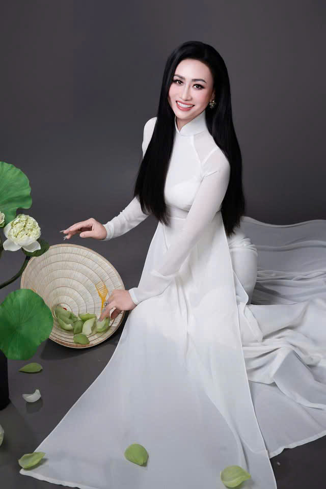 Hoa hậu Vũ Thị Thanh Tâm trong tà áo dài trắng Hoa hậu Vũ Thị Thanh Tâm trong tà áo dài trắng