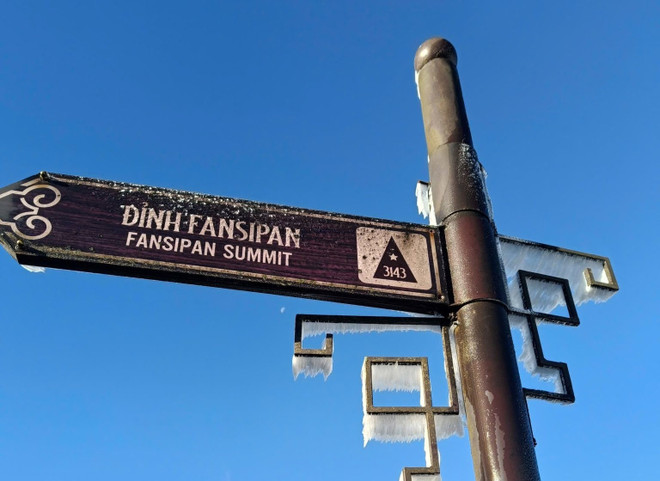 Băng giá phủ trắng khắp đỉnh Fansipan, nóc nhà Đông Dương đẹp như tiên cảnh- Ảnh 3.