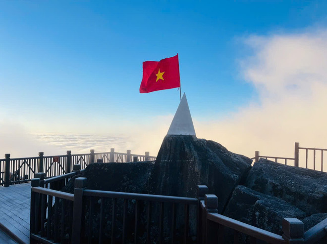 Băng giá phủ trắng khắp đỉnh Fansipan, nóc nhà Đông Dương đẹp như tiên cảnh- Ảnh 1.