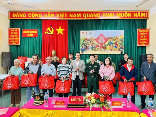 "Chung vị Tết Việt" nơi đầu sóng: Ấm áp nghĩa tình quân - dân hướng về xuân Bính Ngọ 2026- Ảnh 3. "Chung vị Tết Việt" nơi đầu sóng: Ấm áp nghĩa tình quân - dân hướng về xuân Bính Ngọ 2026- Ảnh 3.