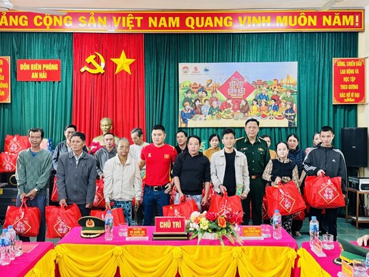 "Chung vị Tết Việt" nơi đầu sóng: Ấm áp nghĩa tình quân - dân hướng về xuân Bính Ngọ 2026- Ảnh 4. "Chung vị Tết Việt" nơi đầu sóng: Ấm áp nghĩa tình quân - dân hướng về xuân Bính Ngọ 2026- Ảnh 4.