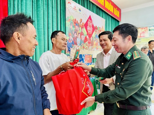 "Chung vị Tết Việt" nơi đầu sóng: Ấm áp nghĩa tình quân - dân hướng về xuân Bính Ngọ 2026- Ảnh 7. "Chung vị Tết Việt" nơi đầu sóng: Ấm áp nghĩa tình quân - dân hướng về xuân Bính Ngọ 2026- Ảnh 7.