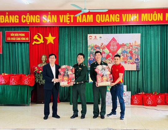 "Chung vị Tết Việt" nơi đầu sóng: Ấm áp nghĩa tình quân - dân hướng về xuân Bính Ngọ 2026- Ảnh 2. "Chung vị Tết Việt" nơi đầu sóng: Ấm áp nghĩa tình quân - dân hướng về xuân Bính Ngọ 2026- Ảnh 2.