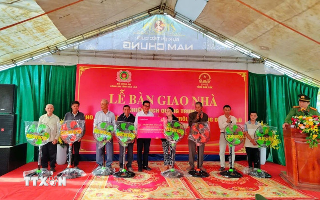 Đắk Lắk: Bàn giao hàng trăm nhà trong "Chiến dịch Quang Trung"- Ảnh 1.