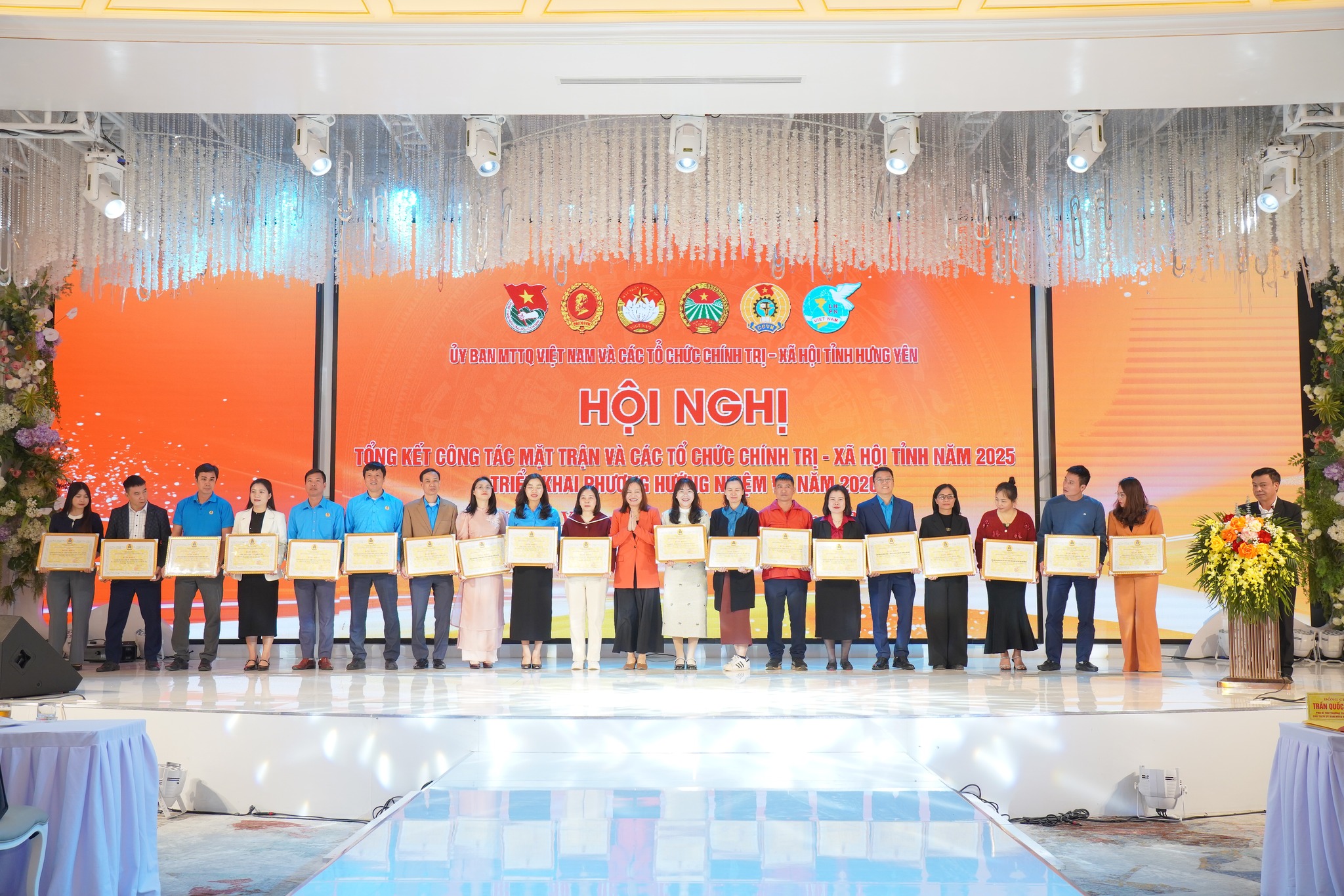 Hưng Yên: Tập trung xây dựng đội ngũ cán bộ Mặt trận, đoàn thể có bản lĩnh, trí tuệ, tâm huyết- Ảnh 2. Hưng Yên: Tập trung xây dựng đội ngũ cán bộ Mặt trận, đoàn thể có bản lĩnh, trí tuệ, tâm huyết- Ảnh 2.