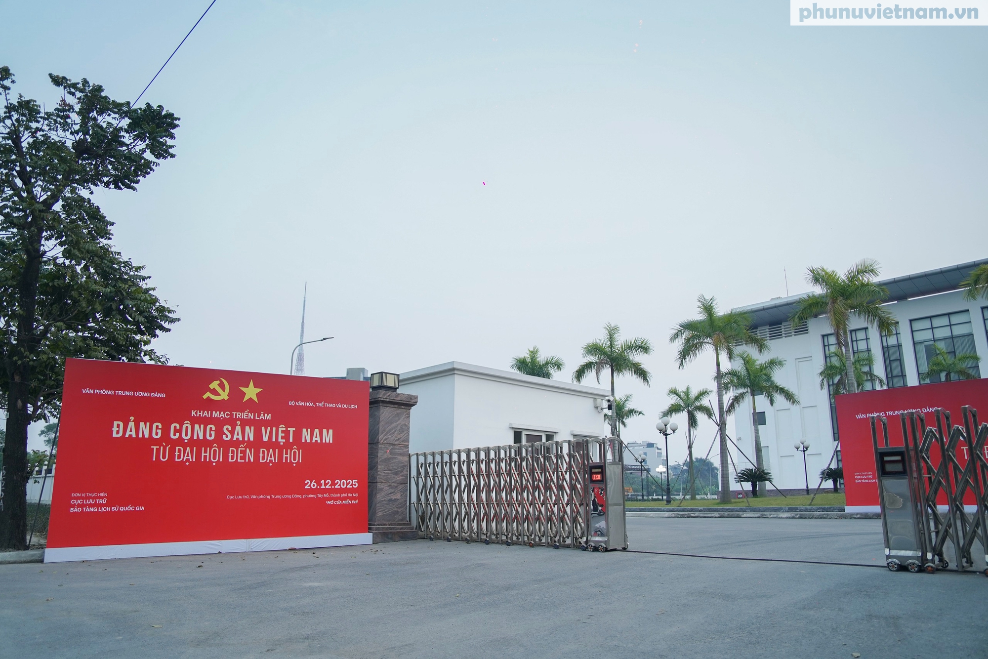 Sống động "những trang sử vàng" qua triển lãm về các kỳ Đại hội Đảng- Ảnh 1.