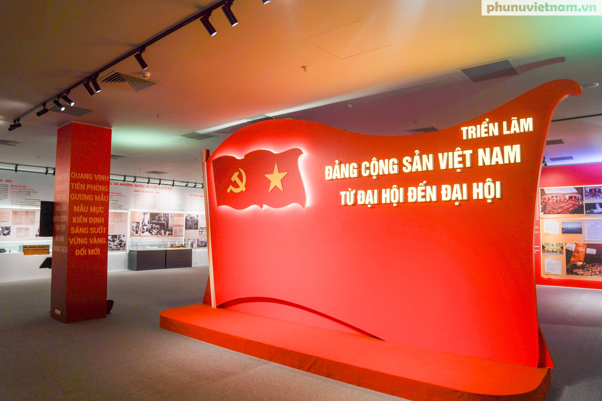 Sống động "những trang sử vàng" qua triển lãm về các kỳ Đại hội Đảng- Ảnh 2.