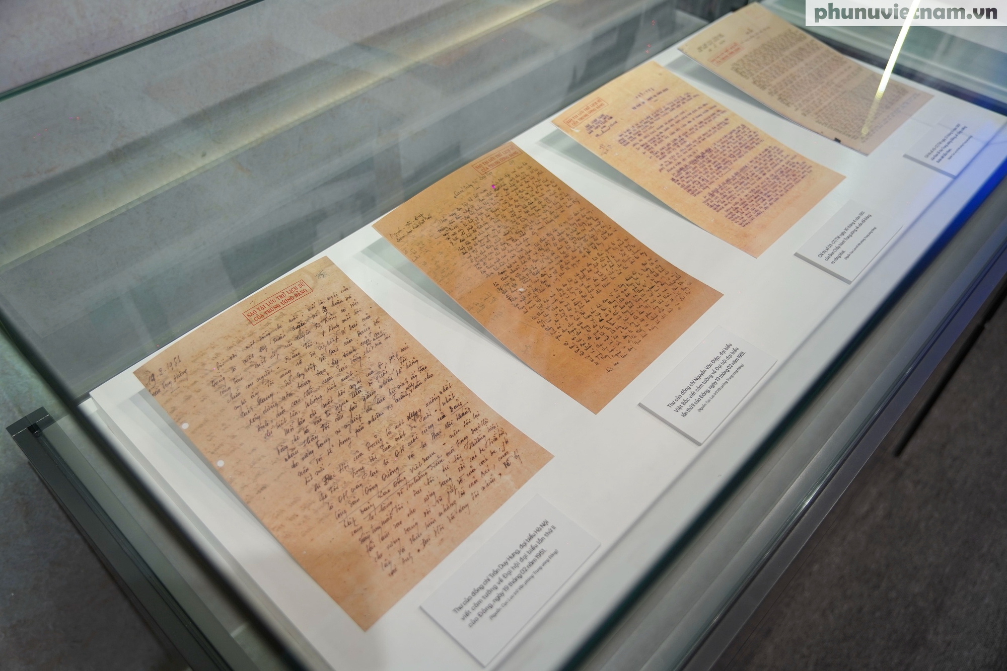 Sống động "những trang sử vàng" qua triển lãm về các kỳ Đại hội Đảng- Ảnh 3.