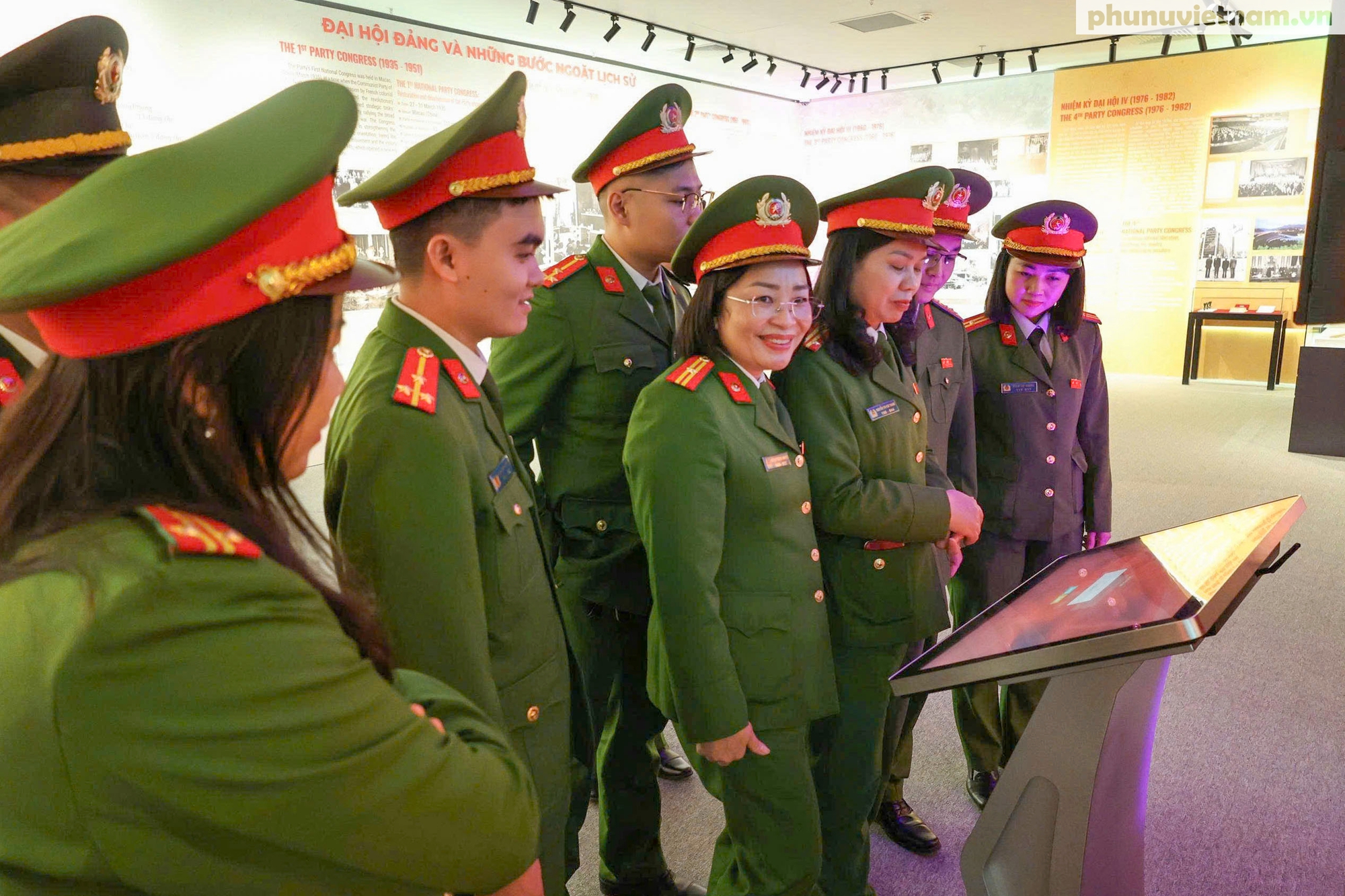 Sống động "những trang sử vàng" qua triển lãm về các kỳ Đại hội Đảng- Ảnh 25.