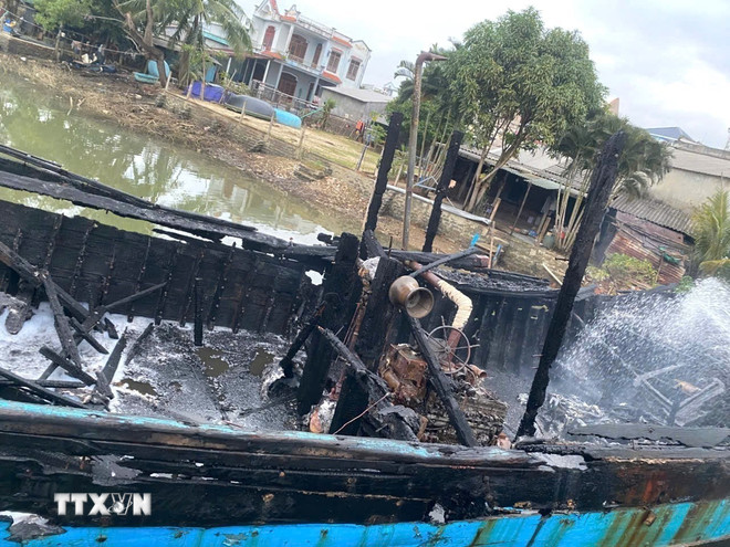 Quảng Ngãi: Bốn tàu cá bốc cháy trong đêm khi đang neo đậu- Ảnh 1.